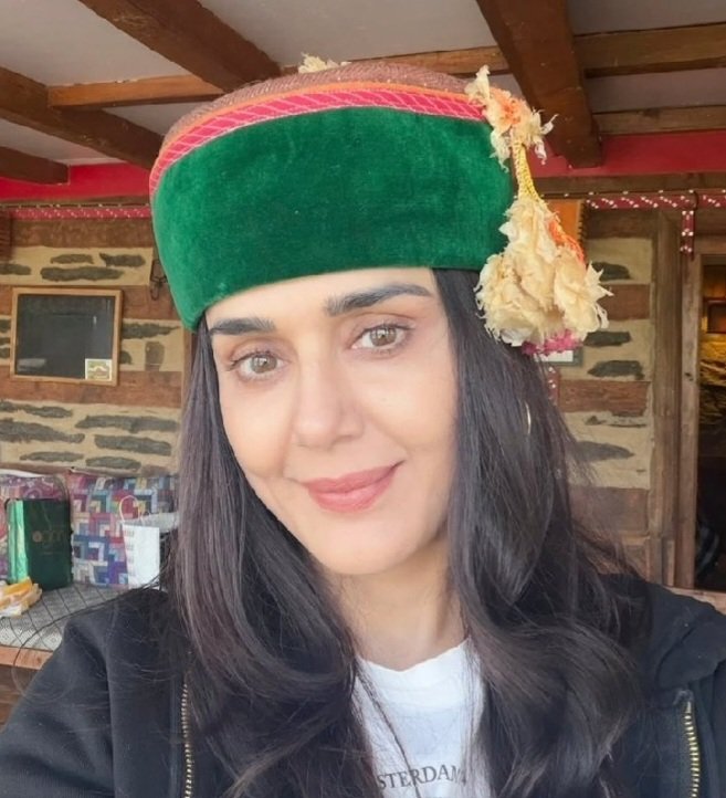 PreityZintaInAppleFarmShimla