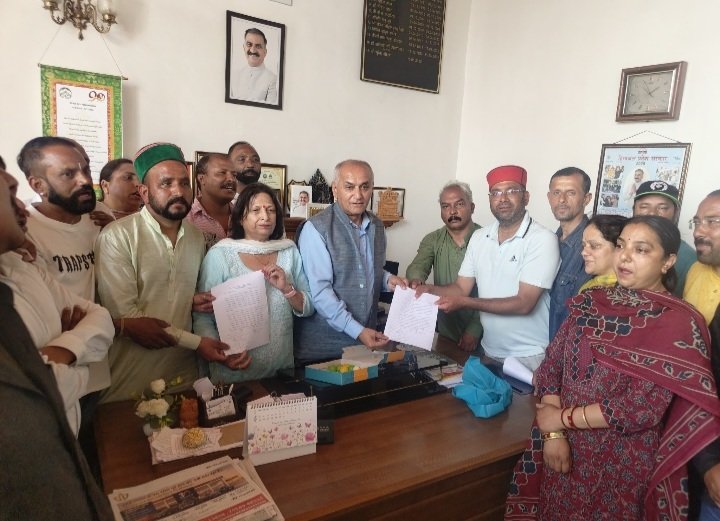 SEHBworkerswithMCMayorShimla