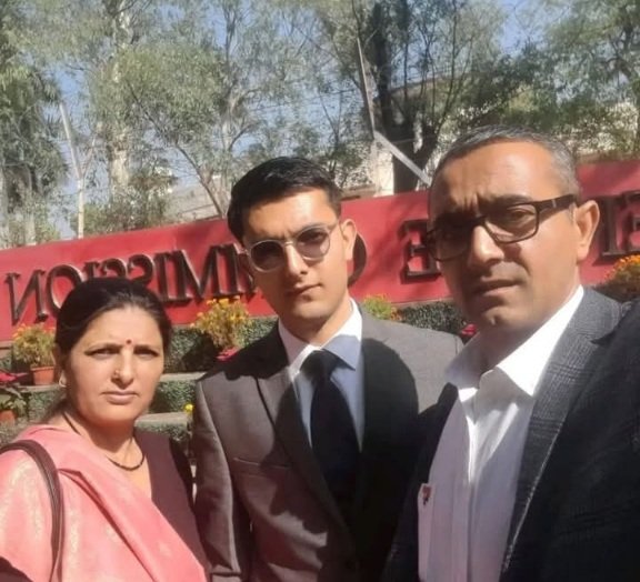 VikasPawarWithParentsChopal